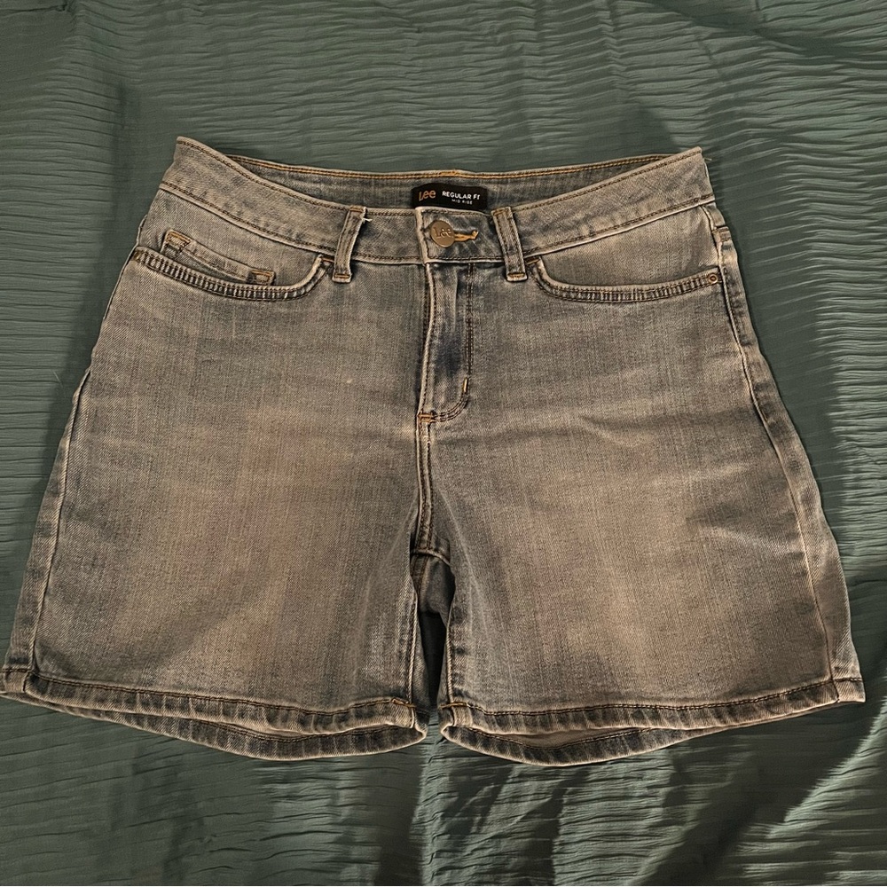 Lee Size 6 Regular Fit Mid-Rise Light Wash Denim Shorts